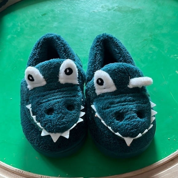 Other - NWT toddler dinosaur slippers 🛍️ 5/30 kids clothes 🛍️🛍️